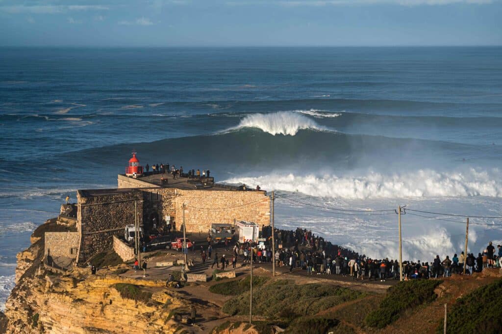 nazarè one of the biggest waves and its spectator crowd